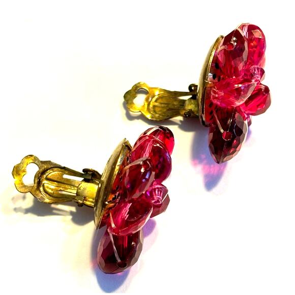 Clip on earrings hallmarked Germany red & pink faceted plastic beads on goldtone - Picture 7 of 8